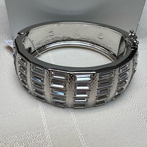 Lia Sophia On The Town Hinged Bangle Bracelet NWT🏷 - Picture 6 of 10